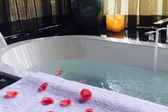 长沙天心水疗池中的失重冥想：当身体学会漂浮